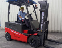 五金沖壓廠使用MK25系列四輪平衡重電動(dòng)叉車(chē)