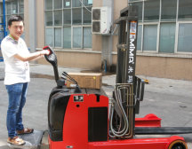 光電科技企業(yè)使用TFA15系列前移式電動(dòng)叉車(chē)