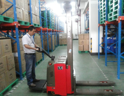 化妝品廠采購(gòu)電動(dòng)堆高車(chē)